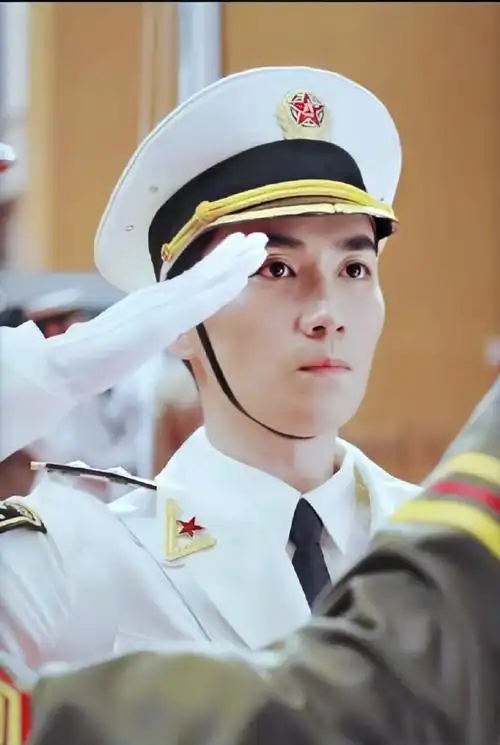 男演员穿军装的样子#眼神坚毅,身姿挺拔的帅气护旗手@朱一龙赶来钡览