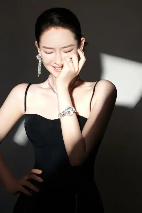 戴比尔斯恒爱大使戚薇##戴比尔斯由此而生##戴比尔斯婚嫁系列