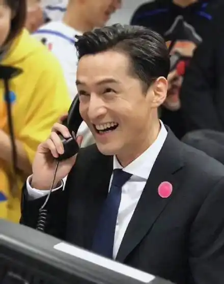 有一种笑叫胡歌笑看着好治愈太有感染力了