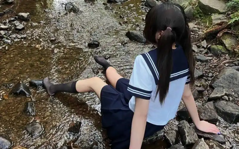 穿jk在户外踩水也太好玩了吧!