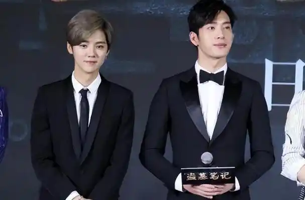 或许他意识到自己的身高并不占优势,所以在拍照时总是习惯性地踮起