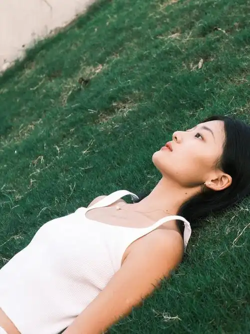 还有一个外婆和她的孙女在旁边一起看着我们拍照笑盈盈的我还记得我要