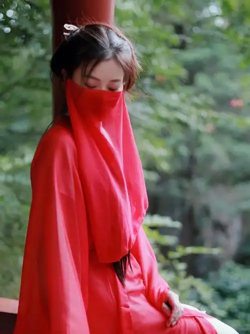 红衣和面纱更配哦