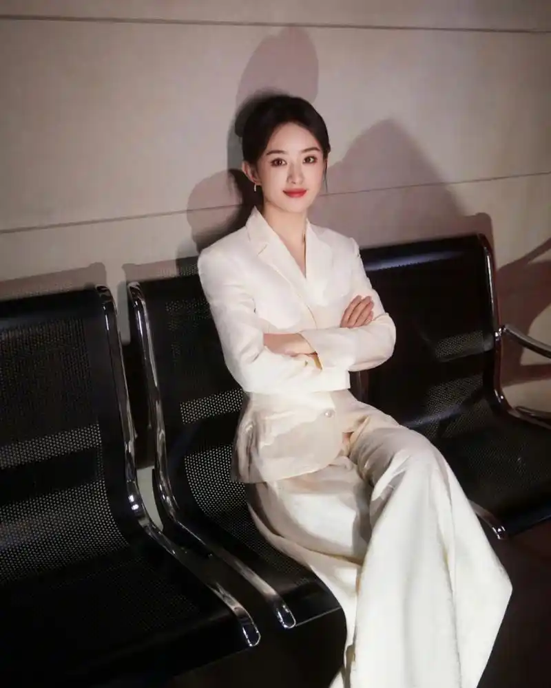 赵丽颖一身白色西装装扮,妆容精致,大方得体,温柔干练.