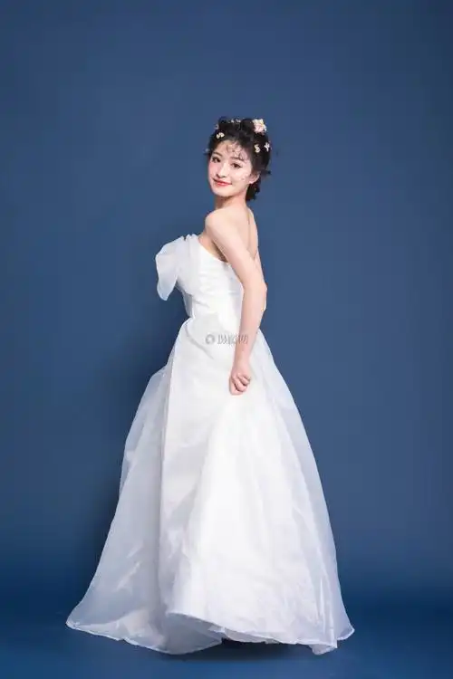 穿白色婚纱的甜美女生