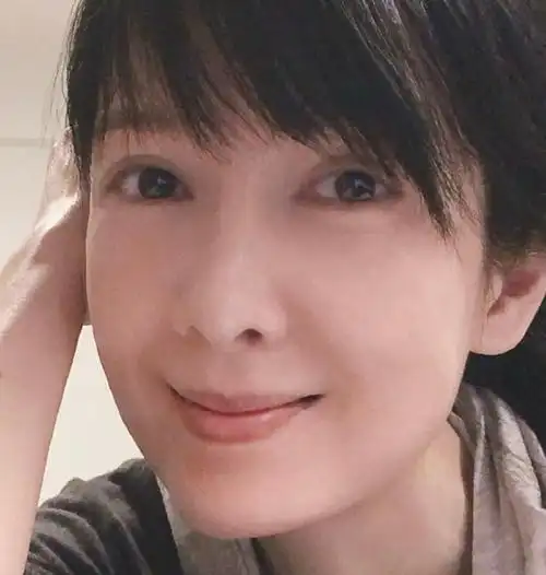 而早前周慧敏晒出的高清舞台照也是惊艳众人,看到她妆发精致,身穿礼服