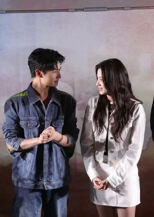 杨洋王楚然曝恋情后首同框台上紧贴眼神甜蜜曾酒店密会传结婚