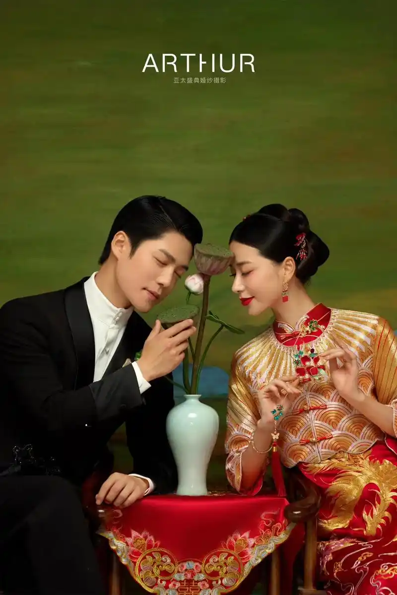 何超莲同款秀禾服|凤羽莲步 精致苏绣,明星嫁衣 尽显优雅东风魅力