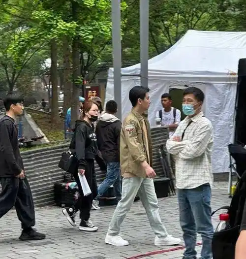 众所周知,陈晓的官方身高是180,但是有网友表示,为什么他看起来不高呢