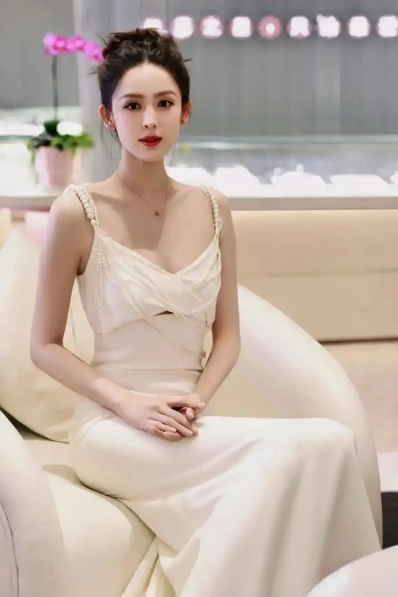 古力娜扎白色礼裙写真.浪漫优雅,散发着迷人的光芒#女星 #时 - 抖音