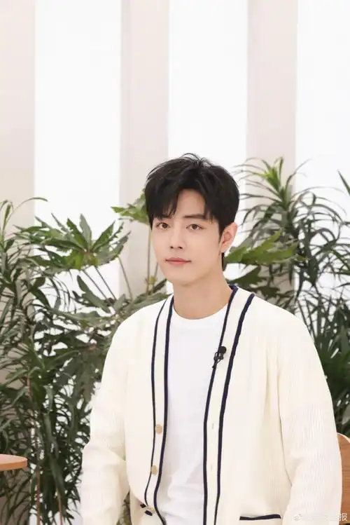 这身白色开衫毛衣好好看,肖战什么衣服都可以完美驾驭!