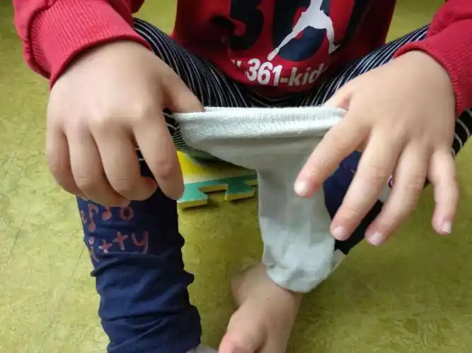 学习穿脱袜子