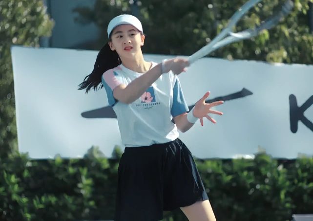 森碟校园内打网球,身穿百褶裙长腿抢镜,和天天越来越有cp感