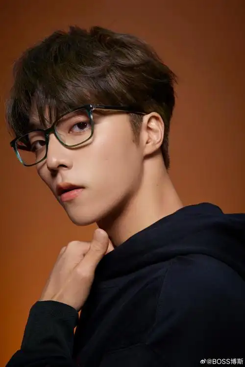 boss新春品牌大使@陈立农佩戴全新boss眼镜系列,诠释多面型格.