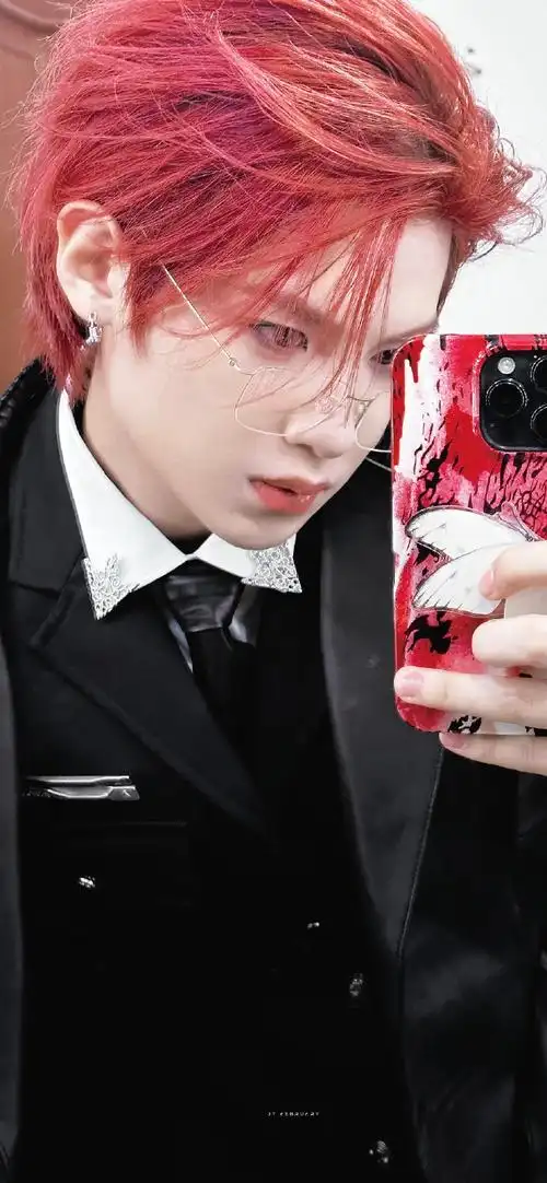 黄明昊红发对镜库存