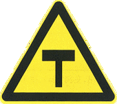 交叉路口标志用以警告车辆驾驶人谨慎慢行,注意横向来车相交,设在视线