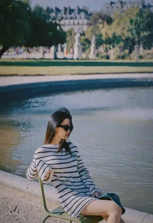 李沁晒照温柔甜美似初恋,大秀美腿惹人爱,与粉丝互动接地气