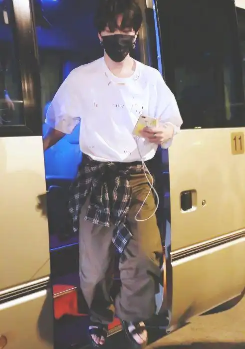 范丞丞脚穿爆款凉鞋,袖子上别"蝴蝶发卡",粉丝:老妈同款