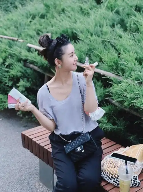 李小萌罕见晒二娃照片,穿条纹睡衣扎丸子头,圆脸,微胖真减龄