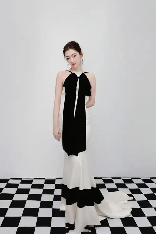 周冬雨身着白色双层缎面定制礼服搭配黑色pico go-14手袋