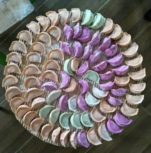 彩色水饺迎小年,全园上下庆团圆.