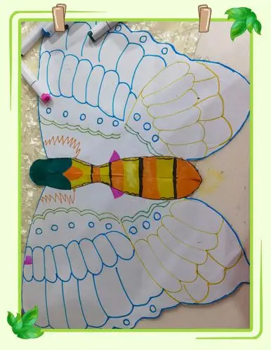 我要做一只蝴蝶风筝,妈妈画好一个蝴蝶形状的图案,沿边剪下来,开始勾