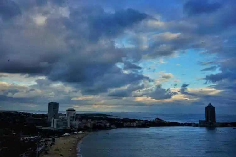 雨后青岛 天空上演梦幻大片