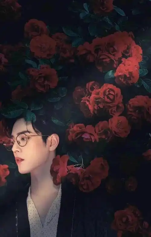 肖战王一博捧花图片:花美人更帅