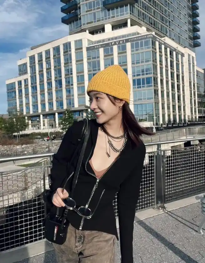 李庚希聚会抽烟,短裙穿搭亮眼,网友热议不断!