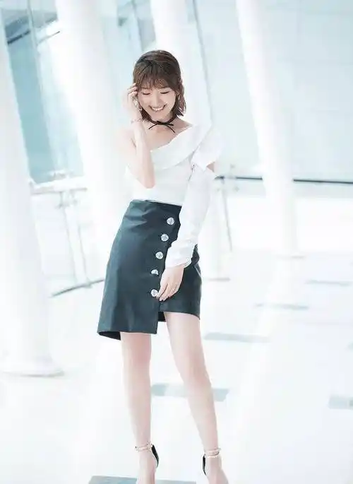 原创毛晓彤拿过膝袜当裤子穿却能秀出直线腿这身材我服了