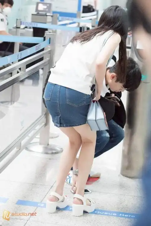 iu 李知恩 机场超短裙街拍|李知恩|超短裙|街拍_新浪新闻