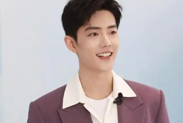 肖战直播冲上热搜一身紫色西装白出新高度全程微笑很治愈