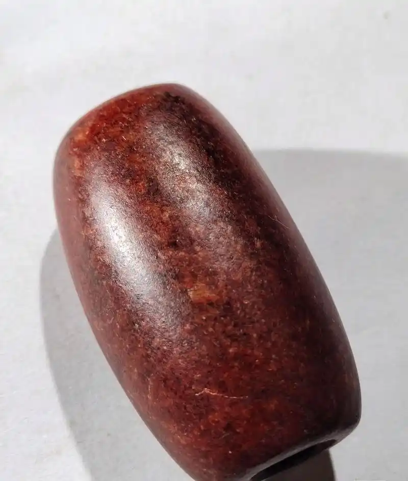 高古玉红山文化期玉勒子,河磨玉红沁入骨,老的孔道润滑包浆#高 - 抖音