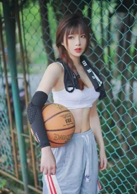 嫩模酷爱健身,网球篮球撸铁不在话下,倒立小菜一碟_人体_女神_陈意涵