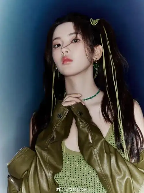 杨超越皮衣搭背心甜酷十足 双马尾造型灵动可爱__财经头条