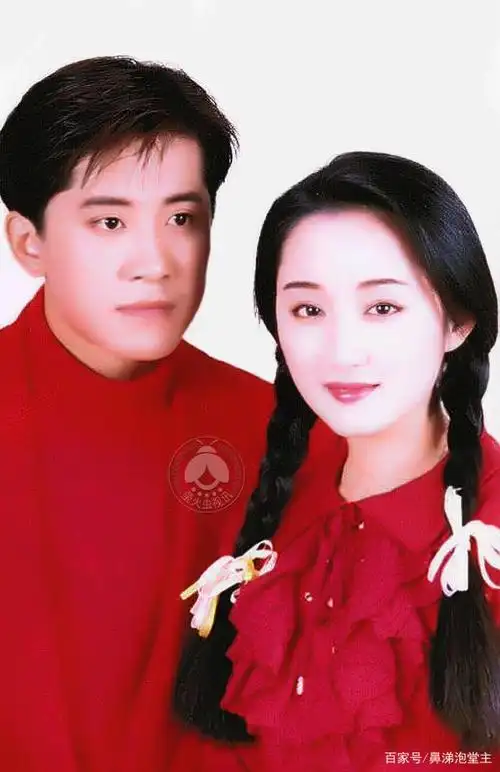 杨钰莹一组麻花辫造型旧照,如含露的玫瑰,娇艳欲滴,秀色可餐