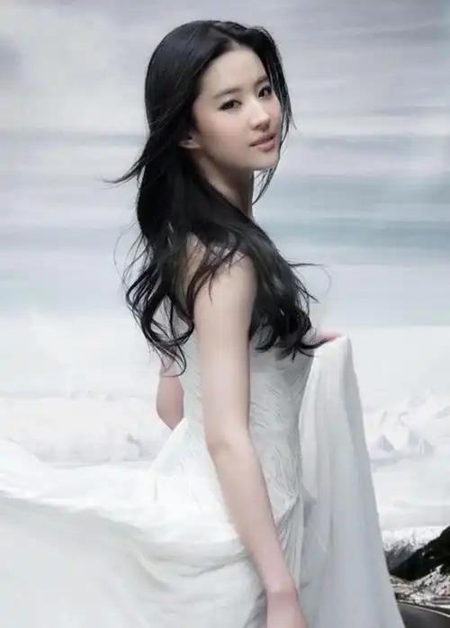 刘亦菲九月出生:9月10日 麦迪娜;9月14日 赵文琪;9月19日 龚玥菲