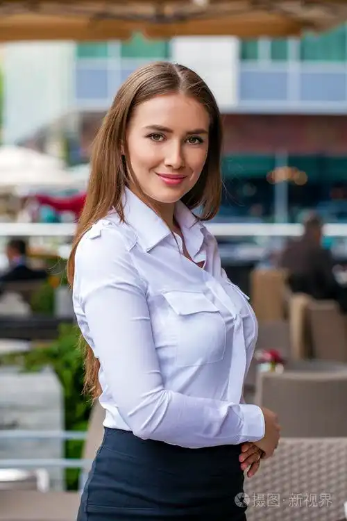 幸福的业务女人穿白衬衣