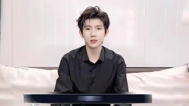 今天是被穿黑衬衫的王源哥哥帅到的一天010101#王源官宣加盟