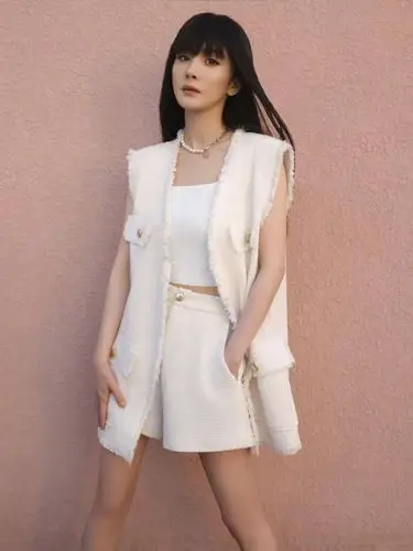 杨幂身穿moco2021夏季修身廓形白色套装以纯粹定格夏日瞬间