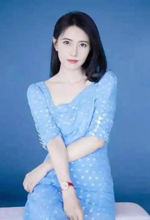 高圆圆身穿蓝色连衣裙,优雅迷人,尽显女性美_气质_魅力_感觉