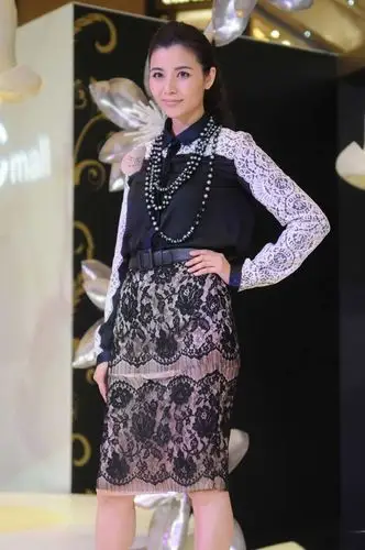 郑伊健70后妻子真漂亮,穿镶"绿"水晶的黑礼服裙,美得好优雅