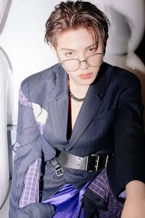 黄明昊湿发变装