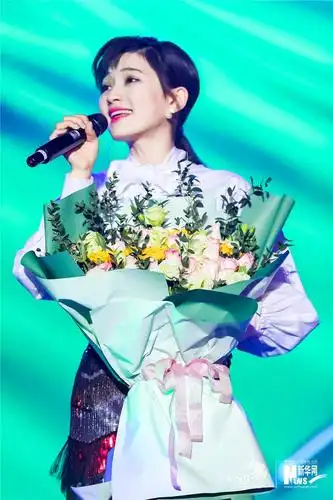 歌手,演员丁丁现场演唱《曙光》传递温暖