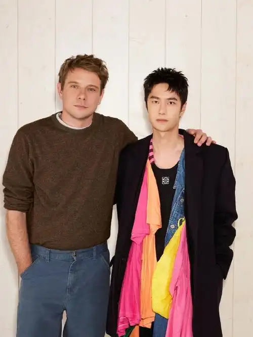 存几张王一博在罗意威看秀的合照