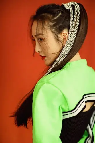 王鸥着拼色个性女团风运动装 身材管理满分