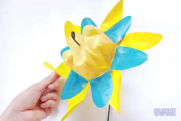 儿童环保手工旧矿泉水瓶变废为宝制作彩色风车步骤图解