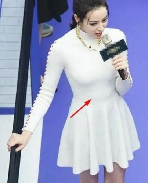 跟「小腹女神」迪丽热巴学这 3 招轻松藏肚兼耍辣!