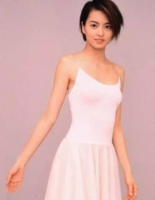 "玉女掌门"梁咏琪,经历感情坎坷,35岁终于嫁对人