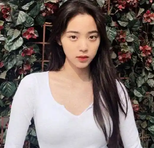 原创欧阳娜娜在宿舍吃饭卧室内景引热议近8000块的耳机太壕了